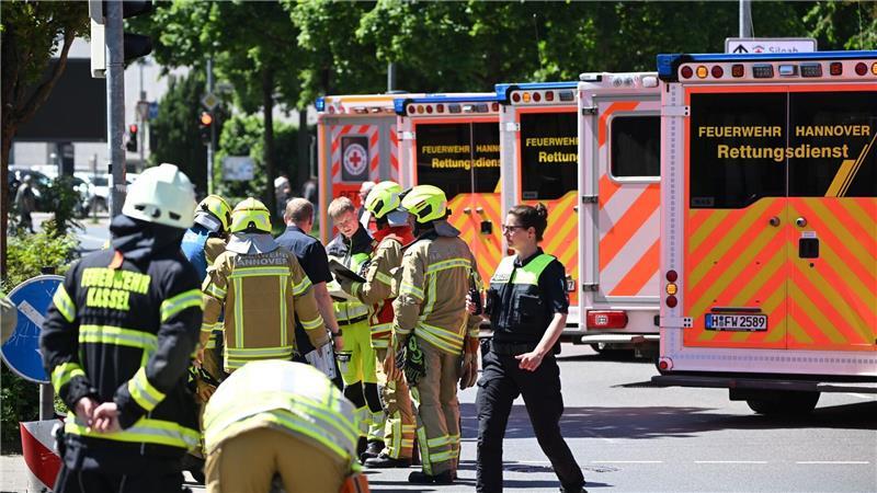 Stadtbahnen stoßen zusammen ‒ Zweistellige Zahl Verletzter Mehrere Fahrgäste wurden vom Rettungsdienst versorgt.