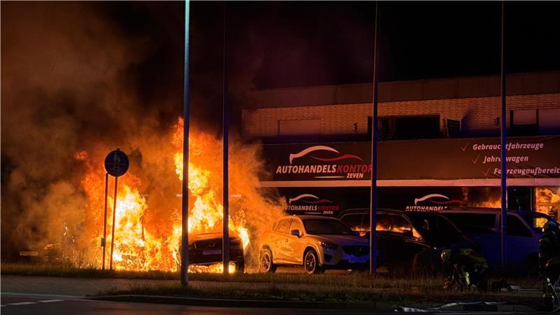 Mehrere Fahrzeuge bei einem Autohändler in Zeven sind in der Nacht zum Samstag in Flammen aufgegangen.