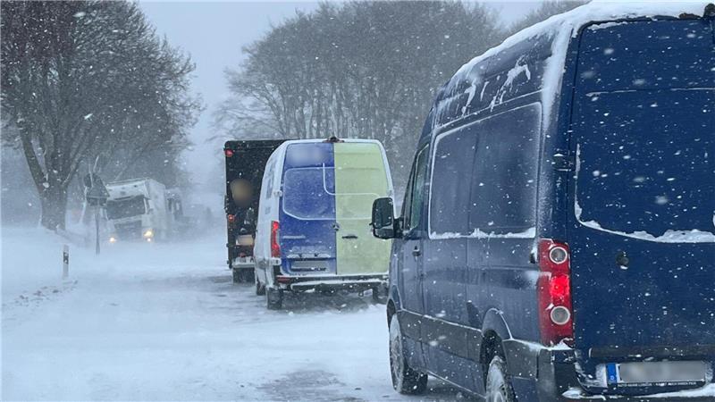 Mehrere Fahrzeuge kommen auf der L130 derzeit nicht vor und zurück.