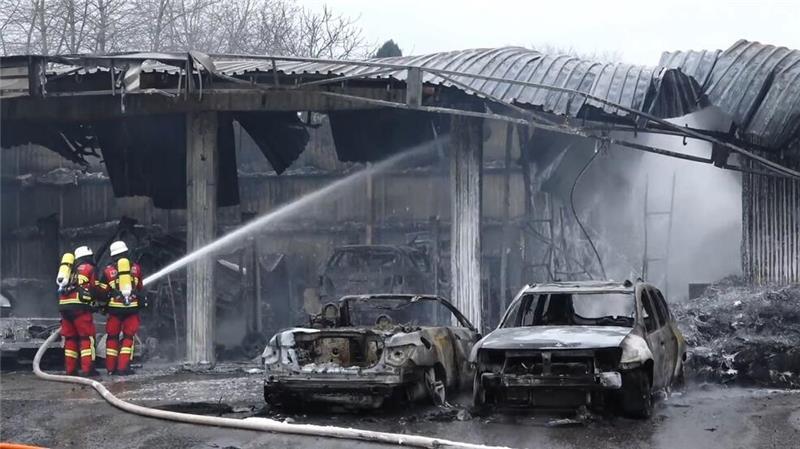 Mehrere Fahrzeuge und Gummireifen brannten in einem Reifenhandel in Bad Segeberg.