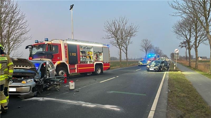 Unfallautos und Einsatzkräfte von Polizei und Feuerwehr im März 2025 auf der B 73. 