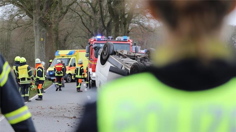 Einsatzkräfte von Polizei und Feuerwehr an der Unfallstelle.