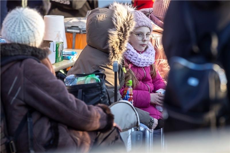 Notunterkünfte in Turn- und Tennishalle: So versorgt Buxtehude die Flüchtlinge Mehrere Flüchtlingskinder aus der Ukraine sitzen an der Grenze auf einer Bank und warten auf ihren Weitertransport. Foto: Christoph Reichwein/dpa