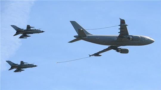 Mehrere Flugzeuge zogen am Dienstag die Blicke auf sich und ließen Beobachter in Cuxhaven rätseln, was genau vor sich ging.