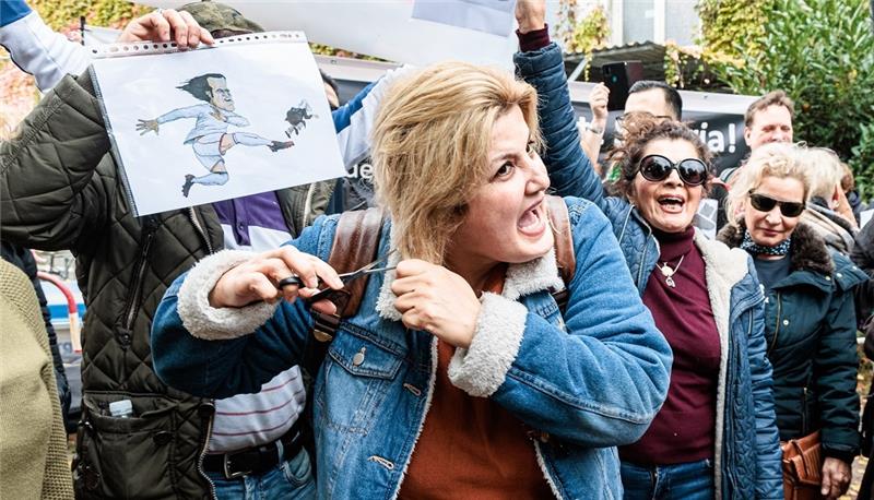 Warum sich Frauen in Hamburg öffentlich die Haare abschneiden Mehrere Frauen schnitten sich bei der Kundgebung am Montag aus Protest die Haare ab. Foto: dpa-Bildfunk