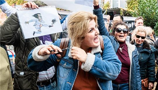 Mehrere Frauen schnitten sich bei der Kundgebung am Montag aus Protest die Haare ab. Foto: dpa-Bildfunk