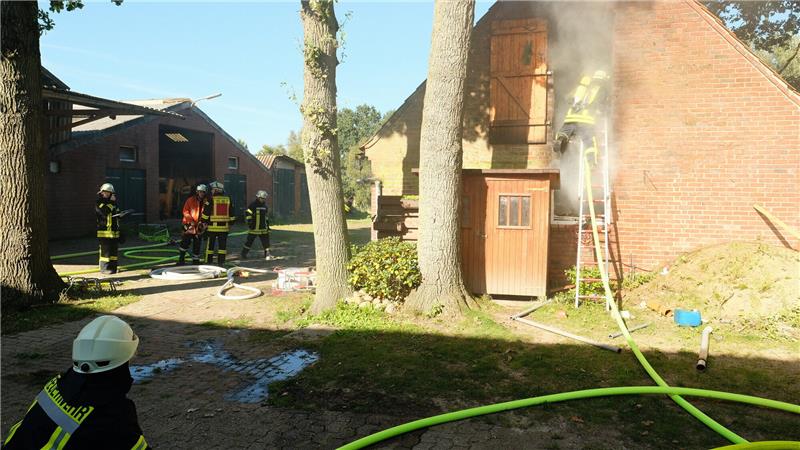 Mehrere Glutnester mussten in der Decke zum Dachboden gelöscht werden. Foto: Hillyer-Funke/Feuerwehren Samtgemeinde Oldendorf-Himmelpforten