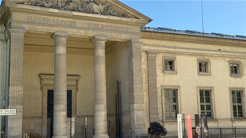 Nach dem Louvre-Coup: Frankreichs Museen im Visier Mehrere Goldnuggets im Wert von 1,5 Millionen Euro wurden aus dem Pariser Naturkundemuseum gestohlen. (Archivbild)