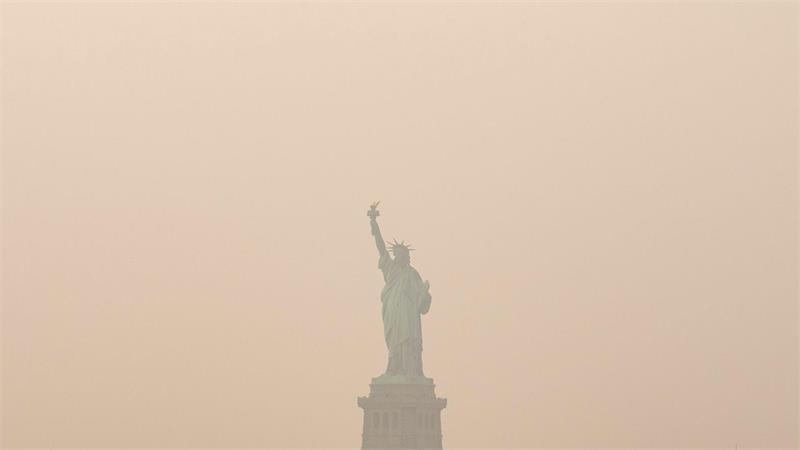 Mehrere Großstädte wie New York sind in Rauch gehüllt.
