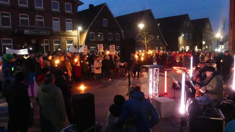 Lichter-Demo gegen Hass und Hetze in Drochtersen Mehrere Gruppen waren zu der Lichterdemo gekommen.
