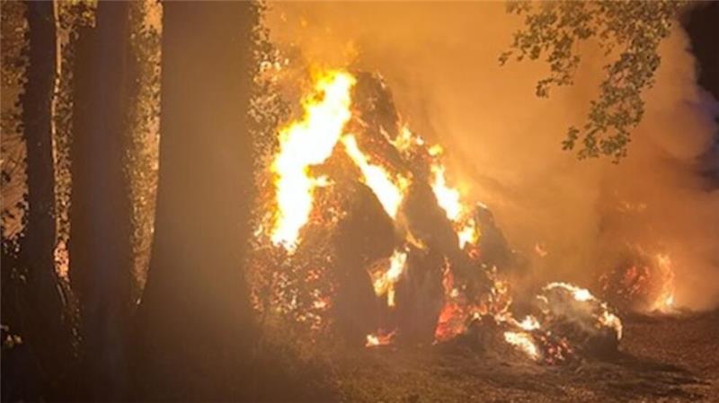 Radlader in Flammen – Brände halten Feuerwehr im Kreis Cuxhaven auf Trab Mehrere Heuballen standen in Beverstedt-Wellen in Flammen.
