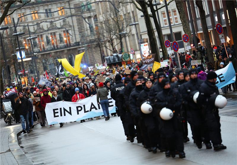 Mehrere Hundert Anhänger der Klimabewegung Fridays for Future (FFF) demonstrieren in der Innenstadt für den Erhalt von Lützerath. Foto: Christian Charisius/dpa