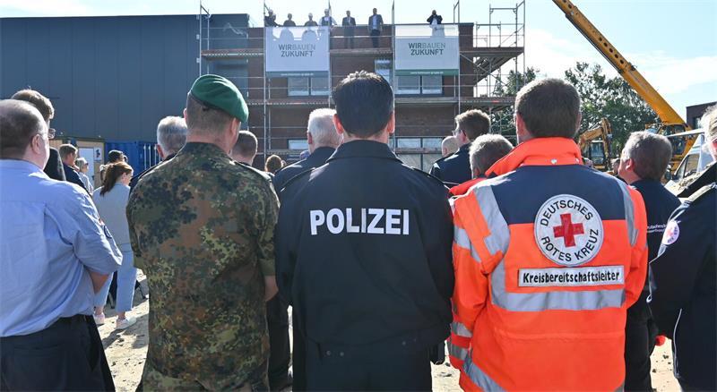 Mehrere Hundert Einsatzkräfte der Feuerwehren und Hilfsorganisationen im Landkreis wären an der Übung beteiligt gewesen.
