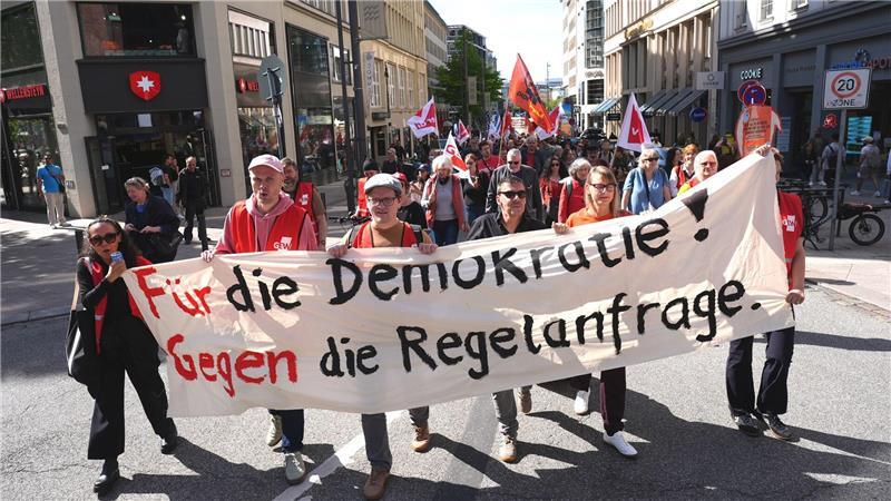 Mehrere Hundert Menschen demonstrieren in Hamburg gegen die geplante Regelanfrage beim Verfassungsschutz vor Neueinstellungen im öffentlichen Dienst.