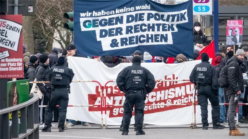 Mehrere Hundert Menschen demonstrierten in Hamburg-Heimfeld lautstark gegen eine AfD-Veranstaltung.