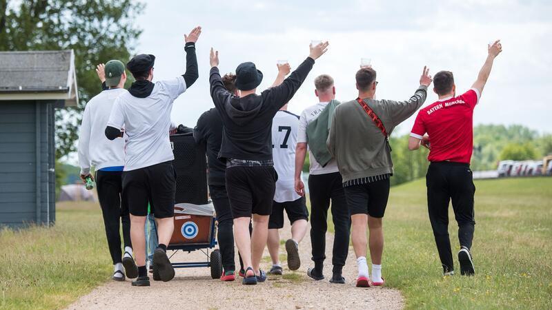 Polizei: Tausende feiern Himmelfahrt in der Region - Mehrere Verletzte Mehrere Hundert Menschen feierten am Feiertag Christi Himmelfahrt. (Symbolbild)