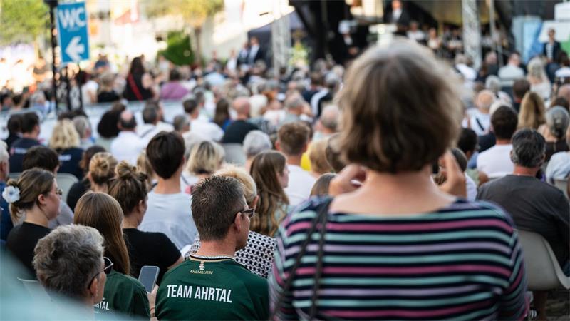 Merz beim Gedenken im Ahrtal: Keinen allein lassen Mehrere Hundert Menschen nehmen an der Gedenkfeier teil.