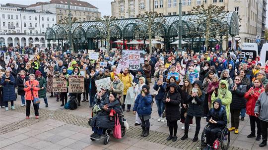 Mehrere Hundert Menschen protestieren auf dem Hamburger Rathausmarkt gegen Einsparungen im Gesundheitswesen.