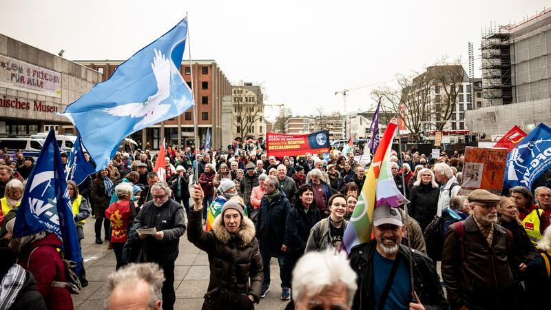 Ostermärsche im Zeichen von Ukraine- und Gaza-Krieg Mehrere Hundert Menschen versammeln sich auf dem Roncalliplatz in Köln zum Ostermarsch.