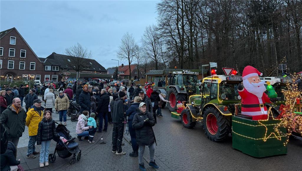 Mehrere Hundert Menschen versammelten sich, um die ca. 140 Fahrzeuge zu bestaune...