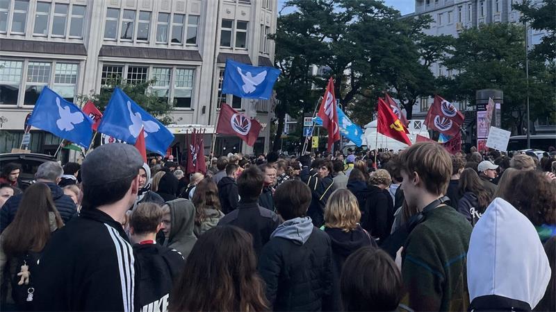 Schüler in Hamburg protestieren gegen mögliche Wehrpflicht Mehrere Hundert Schüler demonstrieren in der Nähe des Hamburger Hauptbahnhofs.
