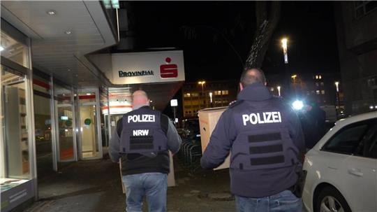 Mehrere Kisten mit Beweismaterial aus der Sparkassenfiliale sicherten Polizeibeamte am Abend.