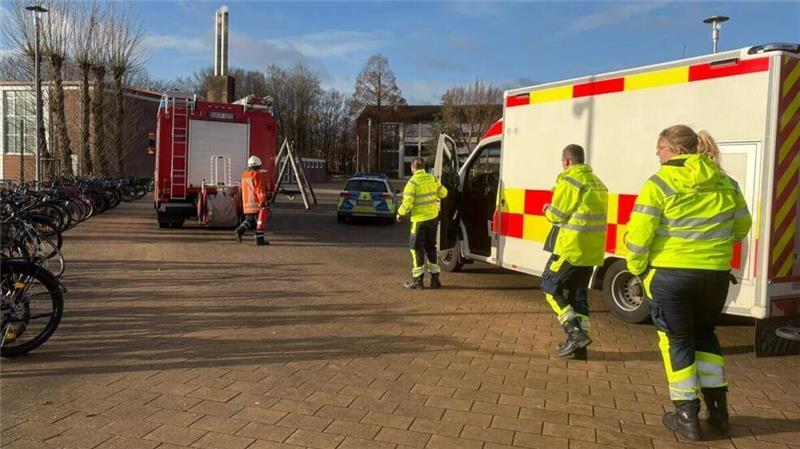Mann unter Baum eingeklemmt: Rettungshubschrauber im Einsatz Mehrere Kräfte sind bei dem Unfall in Otterndorf im Einsatz.