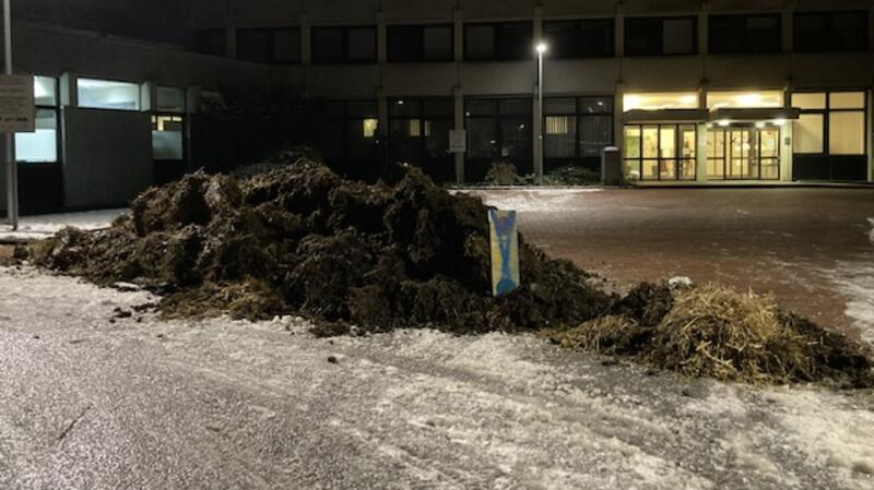 Mehrere Kubikmeter Mist sind vor dem Finanzamt in der Harburger Straße abgekippt worden.