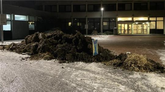 Mehrere Kubikmeter Mist sind vor dem Finanzamt in der Harburger Straße abgekippt worden.