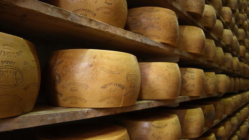Mehrere Laibe des Hartkäses Gran Moravia liegen in einem Lager der Brazzale AG. Das Unternehmen ist für Butter und Käse bekannt.