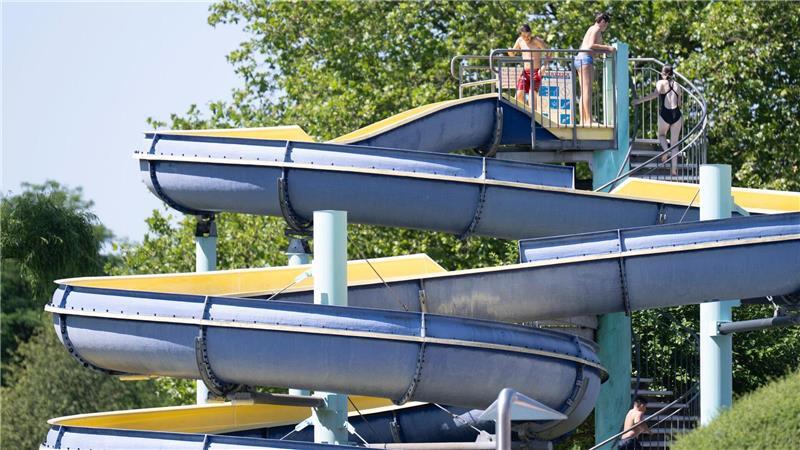 Nach Belästigungen im Bad ermittelt Staatsanwaltschaft Mehrere Mädchen sollen in dem Freibad im hessischen Gelnhausen sexuell belästigt worden sein.