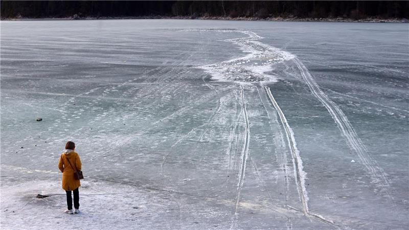 Mehrere Menschen auf zugefrorenem Eibsee im Eis eingebrochen.