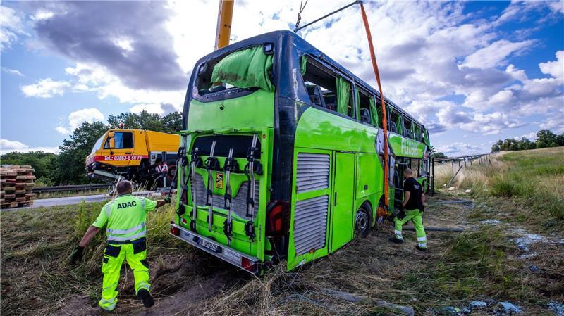 Nächtlicher Busunfall - viele Verletzte, unklare Ursache Mehrere Menschen gelten als schwer verletzt.