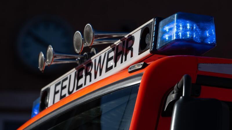 Mehrere Menschen mussten von der Feuerwehr aus dem Gebäude in Sicherheit gebracht werden. (Symbolfoto)