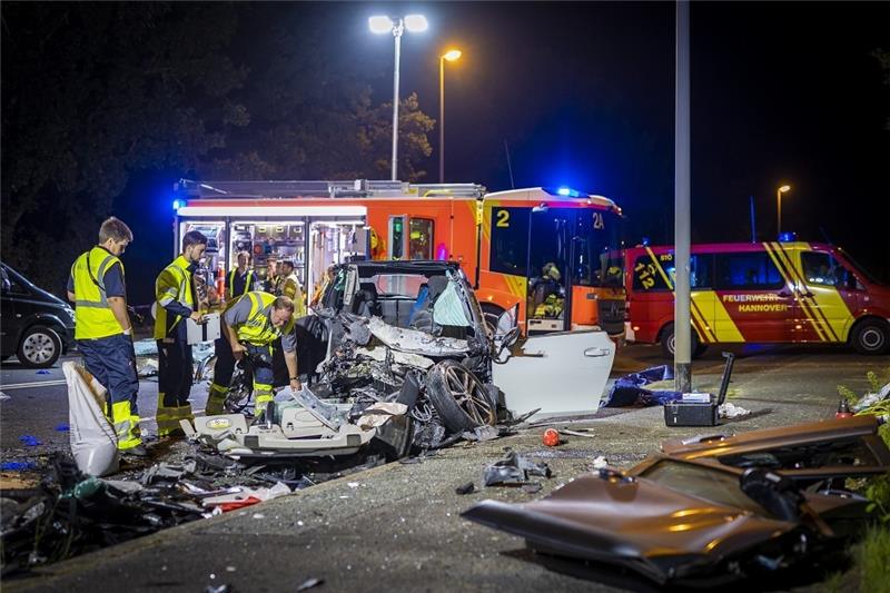 Fünftes Todesopfer nach Zusammenstoß – 17-Jähriger stirbt Mehrere Menschen sind am 21. August bei dem Verkehrsunfall ums Leben gekommen. Foto: Moritz Frankenberg/dpa