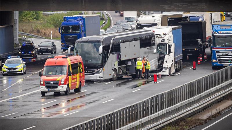 Mehrere Menschen wurden nach Angaben der Feuerwehr bei dem Unfall verletzt. 