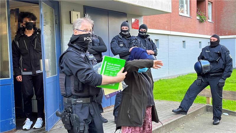Mehrere Mitglieder der Schleuserbande wurden am 26. November 2023 von der Bundespolizei in Stade festgenommen - auch die damals schwangere Angeklagte.