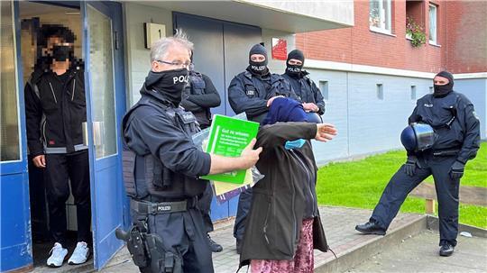 Mehrere Mitglieder der Schleuserbande wurden am 26. November 2023 von der Bundespolizei in Stade festgenommen - auch die damals schwangere Angeklagte.