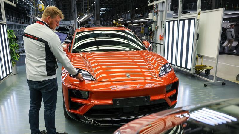 Porsche verkauft im ersten Halbjahr weniger Autos Mehrere Modellwechel - darunter auch der zum neuen E-Macan - stellen Porsche aktuell vor Herausforderungen. (Archivbild)