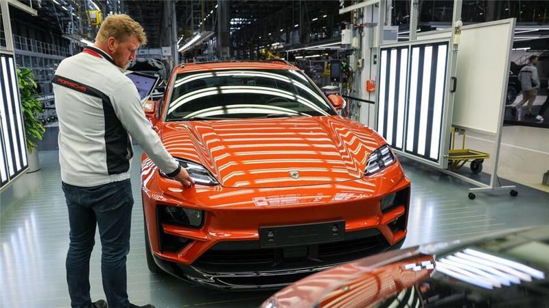 Mehrere Modellwechsel - darunter auch der zum neuen E-Macan - stellen Porsche aktuell vor Herausforderungen. (Archivbild)