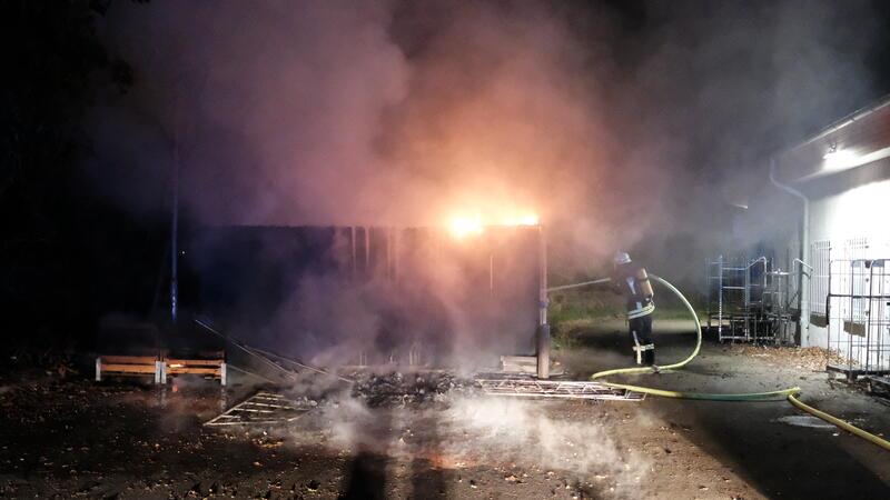 Mehrere Mülltonnen und zwei Müllcontainer standen in Flammen.