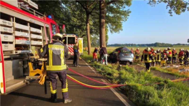 Mehrere Ortsfeuerwehren, Rettungsdienst und Polizei sind bei einem Unfall zwischen Visselhövede und Wittdorf im Einsatz und helfen einer schwer verletzten Frau.