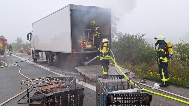 Mehrere Ortsfeuerwehren waren mit den Löscharbeiten auf der A1 beschäftigt.
