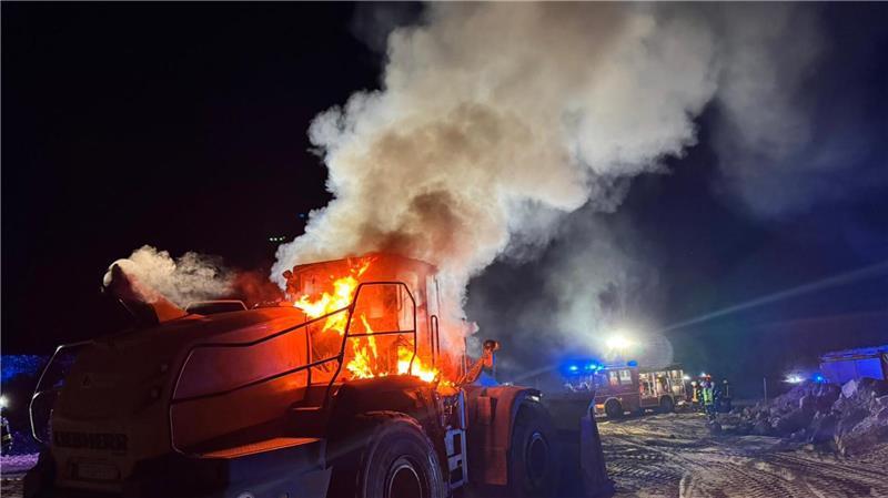 Radlader in Fredenbeck steht in Flammen Mehrere Ortswehren waren bei dem Feuer im Einsatz.