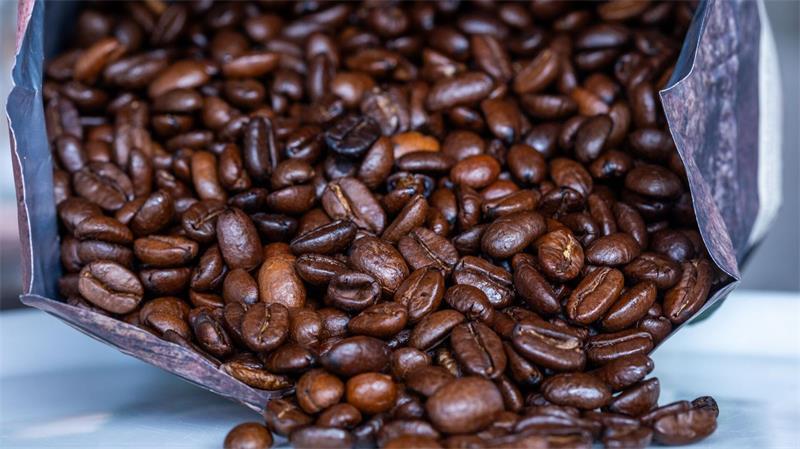 Mehrere Pakete mit Kaffeebohnen wurden im Fahrzeug der Männer gefunden. (Symbolbild)