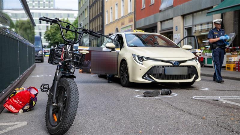 Mehrere Passanten hätten den Vorfall mitbekommen und den Taxifahrer festgehalten, bis die ersten Polizisten am Ort des Geschehens waren.