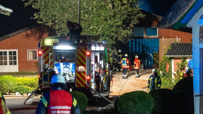 Pferde sterben bei Feuer auf Reiterhof Mehrere Pferde werden nach Löscharbeiten bei Lübberstedt in der Gemeinde Salzhausen von der Feuerwehr tot aufgefunden.
