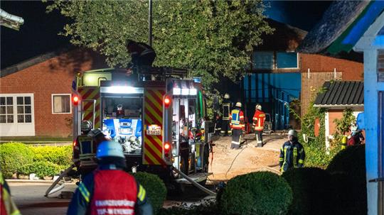 Mehrere Pferde werden nach Löscharbeiten bei Lübberstedt in der Gemeinde Salzhausen von der Feuerwehr tot aufgefunden.