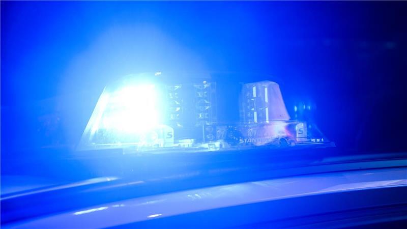 Mehrere Polizeikräfte waren in Hemmingen im Einsatz – Versuche, einen randalierenden Mann zu beruhigen, blieben ohne Erfolg. (Symbolbild)