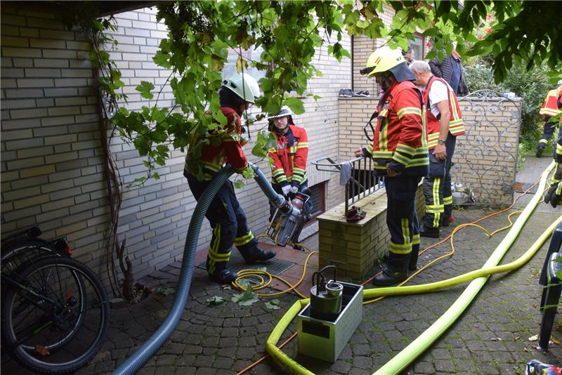 Gefährliches Schmutzwasser: Not-Evakuierung in Harsefeld Mehrere Pumpen und ein Hochleistungslüfter kamen zum Einsatz. Foto: Kachmann/Feuerwehr Harsefeld